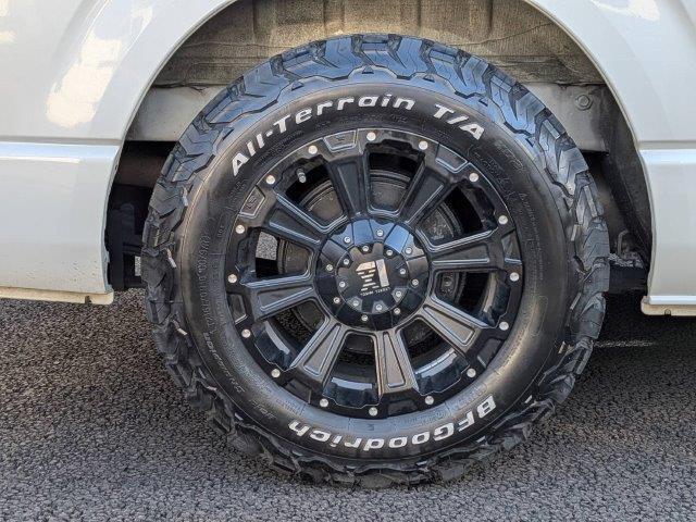 ハイエースバン ロングスーパーＧＬ　ディーゼルターボ　禁煙車　ＳＤナビ／ＴＶ　バックカメラ　ブルートゥース　ＥＴＣ　スマートキー　両側スライドドア　オートエアコン　ミュージックサーバー　丸目ヘッドライト　社外グリル　ドライブレコーダー（27枚目）