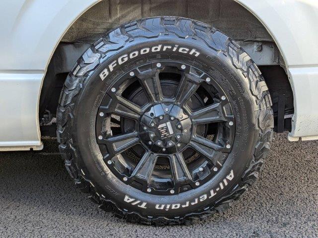 ハイエースバン ロングスーパーＧＬ　ディーゼルターボ　禁煙車　ＳＤナビ／ＴＶ　バックカメラ　ブルートゥース　ＥＴＣ　スマートキー　両側スライドドア　オートエアコン　ミュージックサーバー　丸目ヘッドライト　社外グリル　ドライブレコーダー（28枚目）