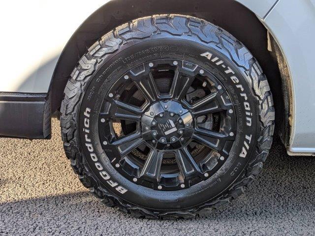 ハイエースバン ロングスーパーＧＬ　ディーゼルターボ　禁煙車　ＳＤナビ／ＴＶ　バックカメラ　ブルートゥース　ＥＴＣ　スマートキー　両側スライドドア　オートエアコン　ミュージックサーバー　丸目ヘッドライト　社外グリル　ドライブレコーダー（29枚目）