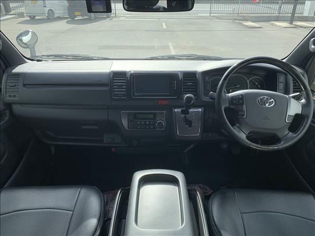 ハイエースバン スーパーＧＬ　ダークプライムＩＩ　ディーゼルターボ　５型セーフティセンスＰ　特別仕様車　ＳＤナビ／フルセグ　バックカメラ　ハーフレザー　ＬＥＤヘッドライト　ブルートゥース　衝突軽減　禁煙車　ドライブレコーダー　ウッドコンビハンドル（3枚目）