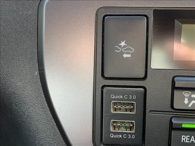 ハイエースバン スーパーＧＬ　ダークプライムＩＩ　ディーゼルターボ　５型セーフティセンスＰ　特別仕様車　ＳＤナビ／フルセグ　バックカメラ　ハーフレザー　ＬＥＤヘッドライト　ブルートゥース　衝突軽減　禁煙車　ドライブレコーダー　ウッドコンビハンドル（7枚目）