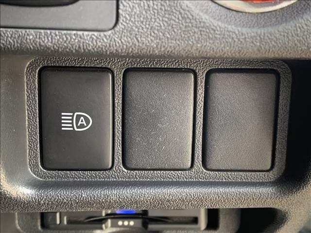 ハイエースバン スーパーＧＬ　ダークプライムＩＩ　ディーゼルターボ　５型セーフティセンスＰ　特別仕様車　ＳＤナビ／フルセグ　バックカメラ　ハーフレザー　ＬＥＤヘッドライト　ブルートゥース　衝突軽減　禁煙車　ドライブレコーダー　ウッドコンビハンドル（8枚目）