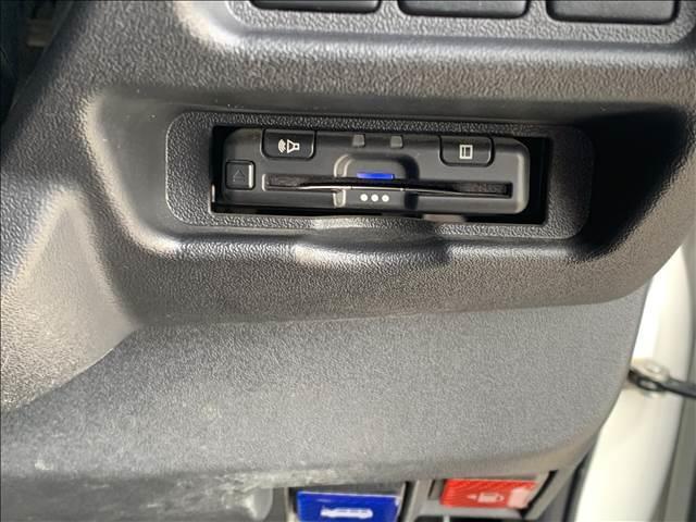 ハイエースバン スーパーＧＬ　ダークプライムＩＩ　ディーゼルターボ　５型セーフティセンスＰ　特別仕様車　ＳＤナビ／フルセグ　バックカメラ　ハーフレザー　ＬＥＤヘッドライト　ブルートゥース　衝突軽減　禁煙車　ドライブレコーダー　ウッドコンビハンドル（41枚目）