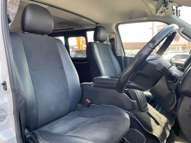 ハイエースバン スーパーＧＬ　ダークプライム　ディーゼルターボ　５型セーフティセンスＰ　禁煙車　ＬＥＤヘッドライト　ドライブレコーダー　デジタルインナーミラー　衝突軽減　コーナーセンサー　スマートキー　ハーフレザー　オートマチックハイビーム（9枚目）