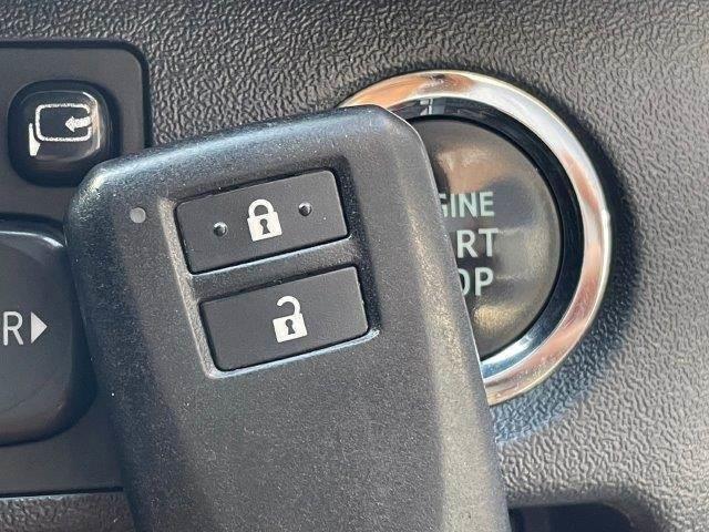 ハイエースバン スーパーＧＬ　ダークプライム　ディーゼルターボ　５型セーフティセンスＰ　禁煙車　ＬＥＤヘッドライト　ドライブレコーダー　デジタルインナーミラー　衝突軽減　コーナーセンサー　スマートキー　ハーフレザー　オートマチックハイビーム（43枚目）