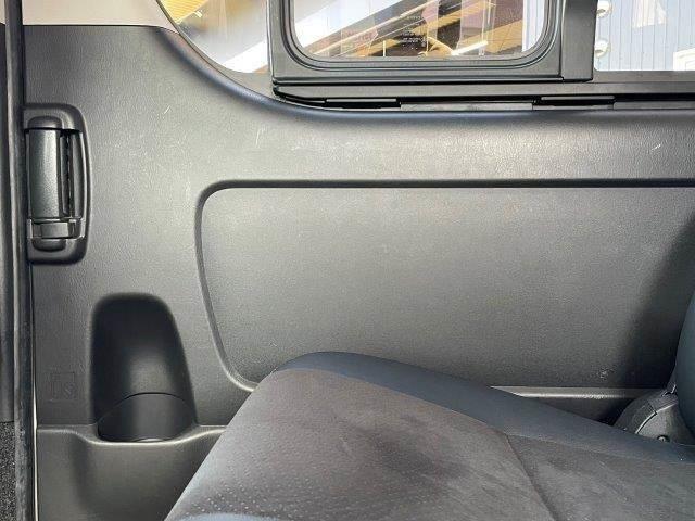 ハイエースバン スーパーＧＬ　ダークプライム　ディーゼルターボ　５型セーフティセンスＰ　禁煙車　ＬＥＤヘッドライト　ドライブレコーダー　デジタルインナーミラー　衝突軽減　コーナーセンサー　スマートキー　ハーフレザー　オートマチックハイビーム（54枚目）