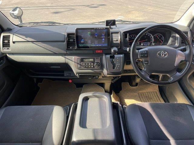 ハイエースバン スーパーＧＬ　ダークプライム　両側パワースライドドア　４ＷＤ　禁煙車　ＳＤナビ　Ｂｌｕｅｔｏｏｔｈ　バックカメラ　フルセグＴＶ　ＬＥＤヘッドライト　スマートキー　ハーフレザーシート　盗難防止装置　電動格納ミラー　ＥＴＣ（3枚目）