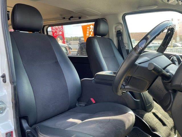 ハイエースバン スーパーＧＬ　ダークプライム　両側パワースライドドア　４ＷＤ　禁煙車　ＳＤナビ　Ｂｌｕｅｔｏｏｔｈ　バックカメラ　フルセグＴＶ　ＬＥＤヘッドライト　スマートキー　ハーフレザーシート　盗難防止装置　電動格納ミラー　ＥＴＣ（11枚目）