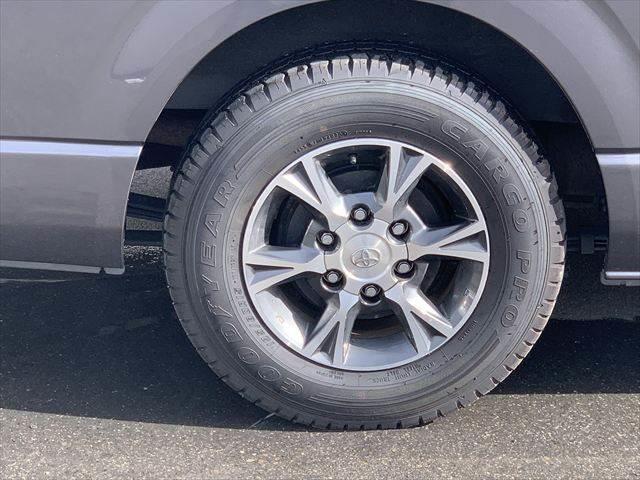 ハイエースバン ロングスーパーＧＬ　純正ＨＤＤナビ　Ｂｌｕｅｔｏｏｔｈ　地デジＴＶ　バックカメラ　両側スライドドア　禁煙車　ＥＴＣ　盗難防止装置　キーレスエントリー　電動格納ミラー　純正１５インチアルミホイール　パワーウィンドウ（27枚目）