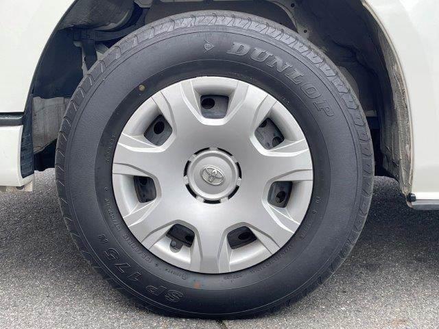 ハイエースバン ロングスーパーＧＬ　４ＷＤ　禁煙車　Ｂｌｕｅｔｏｏｔｈ　純正ＳＤナビ　寒冷地仕様　バックカメラ　フルセグ　ドライブレコーダー　トヨタセーフティセンス　ＡＣ１００Ｖ　純正スターター　ＥＴＣ　スマートキー　オートハイビーム（34枚目）