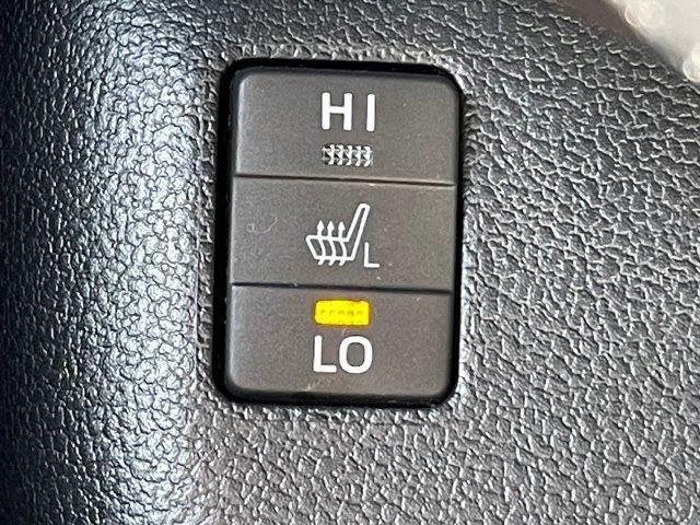 プリウス Aツーリングセレクション ユーザー買取車 禁煙車 レーダークルーズコントロール HUD 純正SDナビ LEDヘッドライト バックカメラ BSM シートヒーター ブルートゥース フルセグTV スマートキー コーナーセンサー(9枚目)