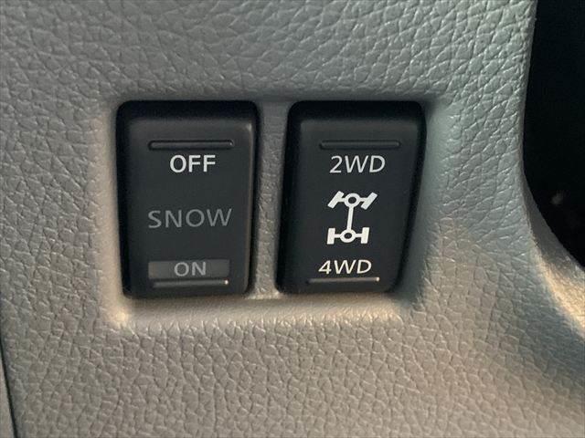 NV350キャラバンバン プレミアムGX アーバンクロム 純正メモリーナビ アラウンドビューモニター LEDヘッドライト 禁煙車 衝突軽減ブレーキ フルセグTV Bluetooth対応 ミュージックサーバー 4WD ETC スマートキー ドライブレコーダー(8枚目)