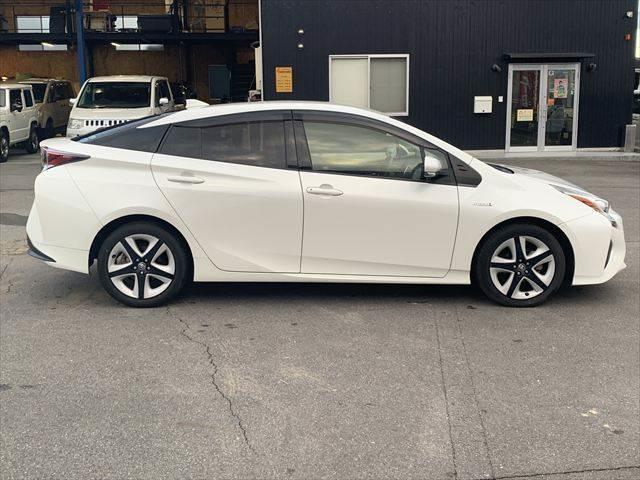 プリウス Sツーリングセレクション ユーザー買取車 純正9インチナビ レーダークルーズコントロール 合皮シート シートヒーター 禁煙車 LEDヘッドライト 衝突軽減ブレーキ バックカメラ フルセグTV Bluetooth ETC(14枚目)