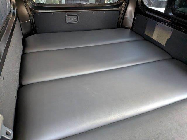 ＮＶ３５０キャラバンバン 　日産大阪５周年記念車　ディスプレイオーディオ　ＨＩＤヘッドライト　Ｂｌｕｅｔｏｏｔｈ　キーレス　禁煙車　ＥＴＣ　両側スライドドア　ベットキット　横滑り防止装置　電動格納ミラー（9枚目）