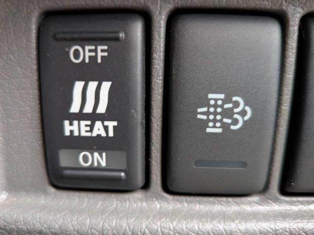 NV350キャラバンバン ロングプレミアムGXターボ 衝突軽減ブレーキ 防水シート HIDヘッドライト バックカメラ 純正SDナビ 禁煙車 フルセグTV Bluetooth スマートキー ベットキット フロントエアロ 盗難防止装置 両側スライドドア(7枚目)