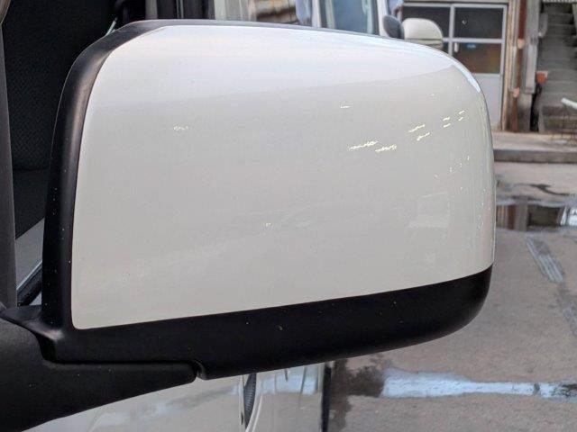 NV350キャラバンバン ロングプレミアムGXターボ 衝突軽減ブレーキ 防水シート HIDヘッドライト バックカメラ 純正SDナビ 禁煙車 フルセグTV Bluetooth スマートキー ベットキット フロントエアロ 盗難防止装置 両側スライドドア(28枚目)