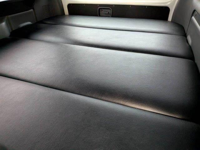 NV350キャラバンバン ロングプレミアムGXターボ 衝突軽減ブレーキ 防水シート HIDヘッドライト バックカメラ 純正SDナビ 禁煙車 フルセグTV Bluetooth スマートキー ベットキット フロントエアロ 盗難防止装置 両側スライドドア(38枚目)