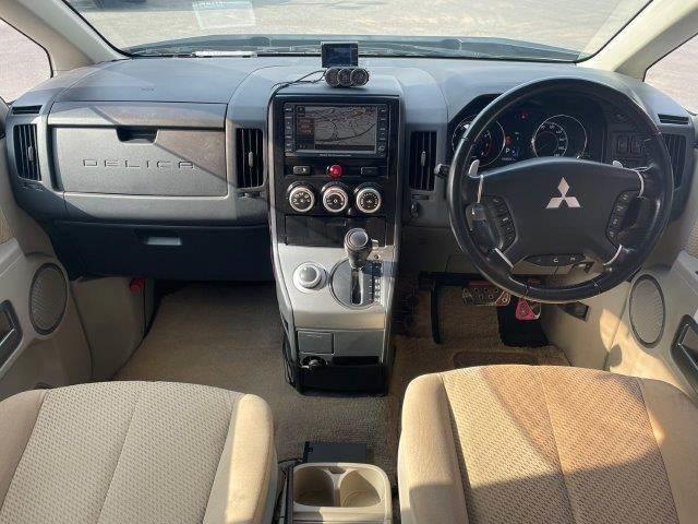 デリカD:5 G プレミアム 4WD 3列サンルーフ 両側パワースライドドア 電動リアゲート HIDヘッドライト 禁煙車 純正HDDナビ Bluetooth バックカメラ サイドカメラ フロントカメラ ETC クルーズコントロール(3枚目)