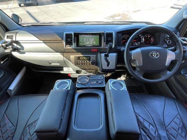 ハイエースバン ロングスーパーＧＬ　１０．２インチフリップダウンモニター　両側パワースライドドア　ユーザー買取車　メモリーナビ　フルセグＴＶ　禁煙車　ＥＴＣ　バックカメラ　Ｂｌｕｅｔｏｏｔｈ　スマートキー　盗難防止装置（3枚目）