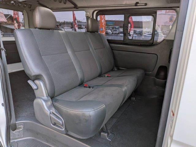 ハイエースバン スーパーＧＬ　ダークプライム　ディーゼルターボ　ＬＥＤヘッドライト　バックカメラ　禁煙車　ＥＴＣ　ハーフレザーシート　スマートキー　９インチディスプレイオーディオ　盗難防止装置　１５インチアルミホイール（7枚目）