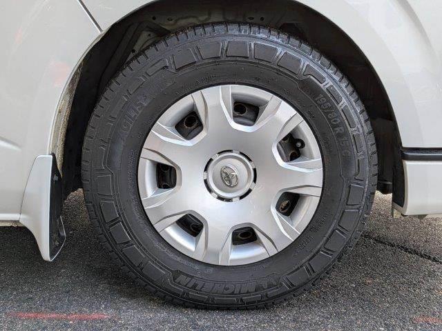 ハイエースバン スーパーＧＬ　ダークプライム　ディーゼルターボ　ＬＥＤヘッドライト　バックカメラ　禁煙車　ＥＴＣ　ハーフレザーシート　スマートキー　９インチディスプレイオーディオ　盗難防止装置　１５インチアルミホイール（13枚目）