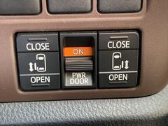 【両側パワースライド】運転席のスイッチやドアハンドルの操作などで電動開閉なのでらくらく♪挟み込み防止機能をが採用されており、ドアを閉めるとき人や物などを察知したら作動を中止します。 4