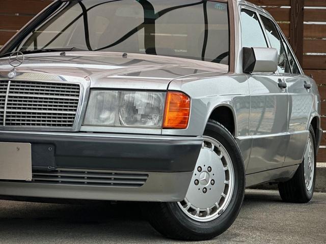 １９０クラス １９０Ｅ　後期モデル／走行４万キロ台／内外装オリジナル／純正１５インチＡＷ／ブルーファブリックインテリア／ウッドパネル／冷暖房確認済／社外ＣＤプレーヤー／集中ドアロック／取扱説明書／右ハンドル／正規ディーラー車（17枚目）