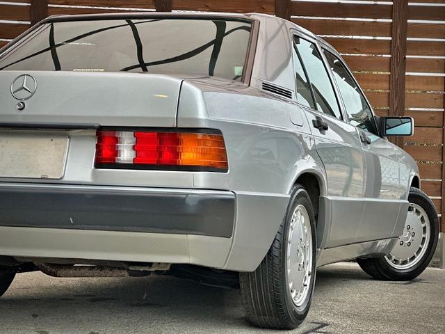 １９０クラス １９０Ｅ　後期モデル／走行４万キロ台／内外装オリジナル／純正１５インチＡＷ／ブルーファブリックインテリア／ウッドパネル／冷暖房確認済／社外ＣＤプレーヤー／集中ドアロック／取扱説明書／右ハンドル／正規ディーラー車（18枚目）
