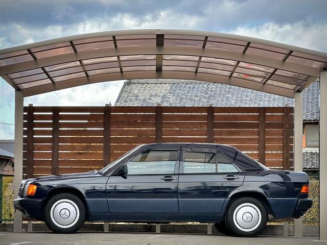 １９０クラス １９０Ｅ　後期モデル／内外装オリジナル／純正スチール１５インチ／センターキャップ付き／ブルーファブリックインテリア／ウッドパネル／冷暖房確認済／社外ＣＤプレーヤー／集中ドアロック／右ハンドル／正規ディーラー車（2枚目）