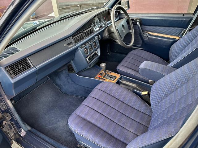 １９０クラス １９０Ｅ　後期モデル／内外装オリジナル／純正スチール１５インチ／センターキャップ付き／ブルーファブリックインテリア／ウッドパネル／冷暖房確認済／社外ＣＤプレーヤー／集中ドアロック／右ハンドル／正規ディーラー車（5枚目）