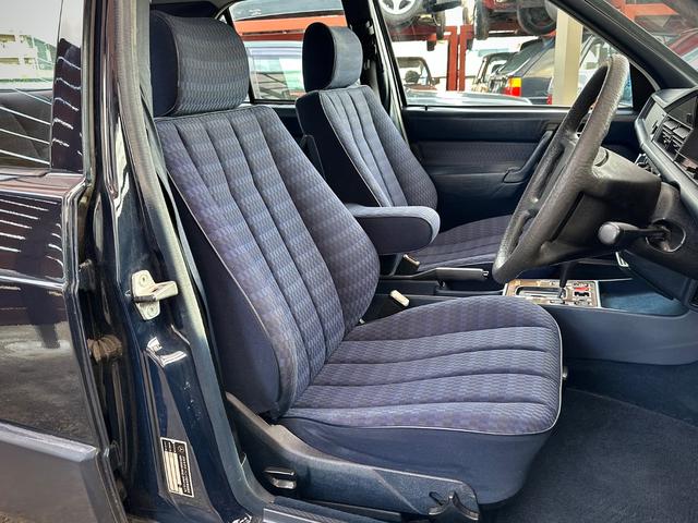 １９０クラス １９０Ｅ　後期モデル／内外装オリジナル／純正スチール１５インチ／センターキャップ付き／ブルーファブリックインテリア／ウッドパネル／冷暖房確認済／社外ＣＤプレーヤー／集中ドアロック／右ハンドル／正規ディーラー車（6枚目）