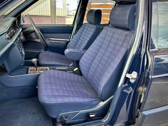 １９０クラス １９０Ｅ　後期モデル／内外装オリジナル／純正スチール１５インチ／センターキャップ付き／ブルーファブリックインテリア／ウッドパネル／冷暖房確認済／社外ＣＤプレーヤー／集中ドアロック／右ハンドル／正規ディーラー車（7枚目）