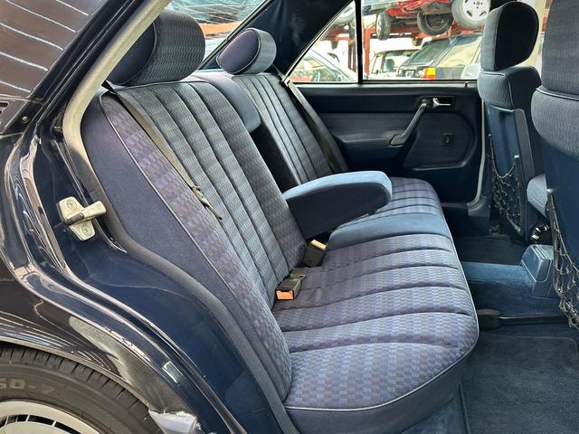 １９０クラス １９０Ｅ　後期モデル／内外装オリジナル／純正スチール１５インチ／センターキャップ付き／ブルーファブリックインテリア／ウッドパネル／冷暖房確認済／社外ＣＤプレーヤー／集中ドアロック／右ハンドル／正規ディーラー車（8枚目）