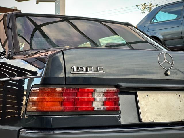 １９０クラス １９０Ｅ　後期モデル／内外装オリジナル／純正スチール１５インチ／センターキャップ付き／ブルーファブリックインテリア／ウッドパネル／冷暖房確認済／社外ＣＤプレーヤー／集中ドアロック／右ハンドル／正規ディーラー車（19枚目）