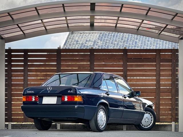 １９０クラス １９０Ｅ２．３　後期モデル／１オーナー管理／内外装オリジナル／スライディングルーフ／純正１５インチ／ブルーファブリックインテリア／冷暖房確認済／社外オーディオ／ＥＴＣ／取扱説明書／記録簿２４枚／右Ｈ／正規ディーラー車（3枚目）