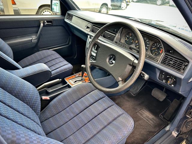 １９０クラス １９０Ｅ２．３　後期モデル／１オーナー管理／内外装オリジナル／スライディングルーフ／純正１５インチ／ブルーファブリックインテリア／冷暖房確認済／社外オーディオ／ＥＴＣ／取扱説明書／記録簿２４枚／右Ｈ／正規ディーラー車（4枚目）