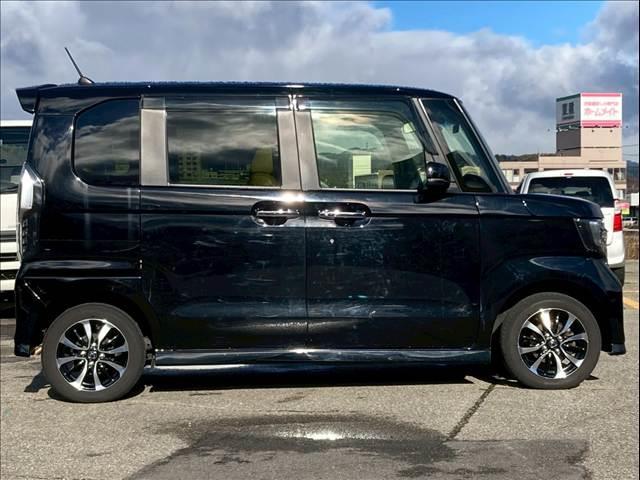 Ｎ－ＢＯＸカスタム Ｇ・Ｌホンダセンシング　フラット７認定中古車／ホンダセンシング／社外ナビ／テレビ／バックモニター／スマートキー＆プッシュスタート／オートエアコン／ＬＥＤヘッドライト／左側電動スライドドア／社外品革調シートカバー／純正アルミ（5枚目）