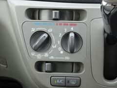 丸形調節式フルレンジエアコンですので、下から上まで細かくダイヤル操作で車内温度を快適に保つことができます。コンプレッサーからの異音や振動もなく、動作に異常はありません。 5