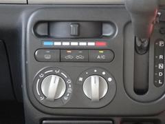 丸形調節式フルレンジエアコンですので、下から上まで細かくダイヤル操作で車内温度を快適に保つことができます。コンプレッサーからの異音や振動もなく、動作に異常はありません。 6