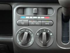 丸形調節式フルレンジエアコンですので、下から上まで細かくダイヤル操作で車内温度を快適に保つことができます。コンプレッサーからの異音や振動もなく、動作に異常はありません。 5