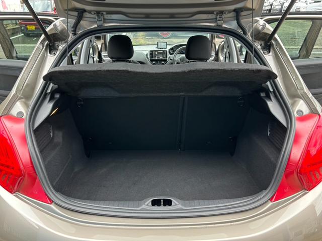 荷室も広々で綺麗な状態です！