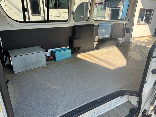 ハイエースバン ＳロングワイドＤＸ　４ＷＤ　３型　リアエアコン　ナビ　Ｂカメラ　電動格納式ステップ　キーレス　ＥＴＣ（13枚目）