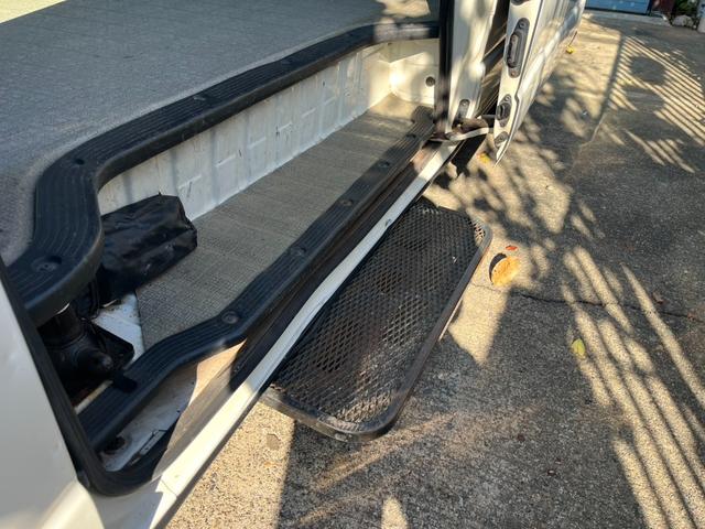 ハイエースバン ＳロングワイドＤＸ　４ＷＤ　３型　リアエアコン　ナビ　Ｂカメラ　電動格納式ステップ　キーレス　ＥＴＣ（17枚目）