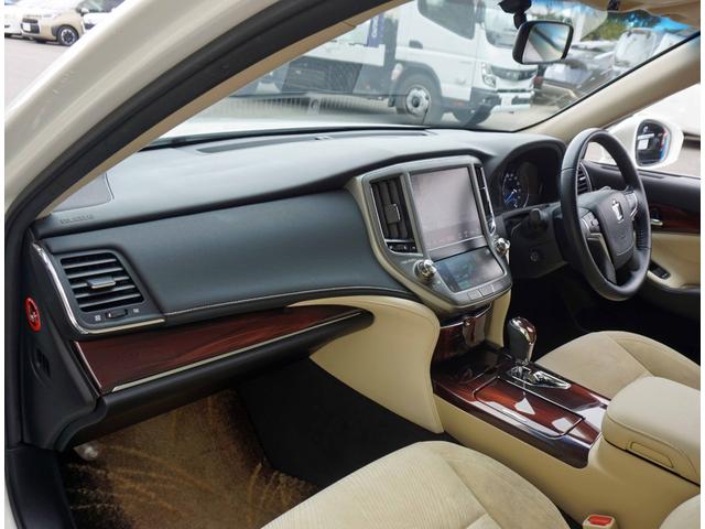 クラウンハイブリッド ロイヤルサルーン　スーパライブサウンド　純正ナビ　フルセグＴＶ　バックカメラ　Ｂｌｕｅｔｏｏｔｈ　パワーシート　ビルトインＥＴＣ　ディスチャージライト　クルコン　ステアリモコン　オートスイングＷエアコン（31枚目）