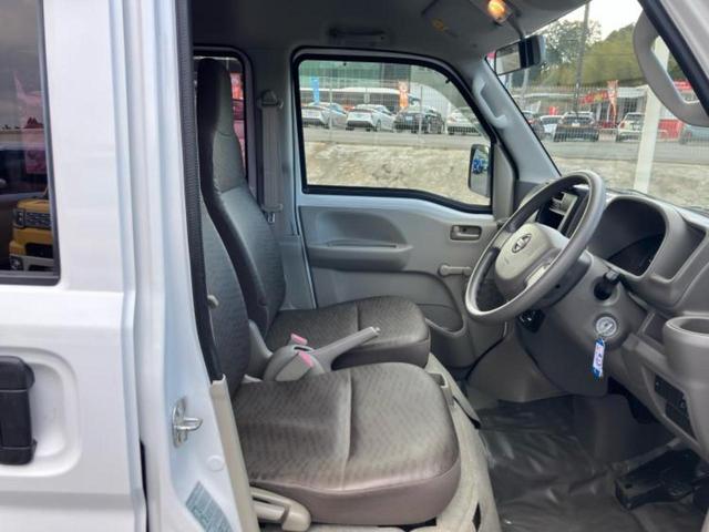 ＮＶ１００クリッパーバン ４ＷＤ　ＤＸ　新品タイヤ／ヘッドランプ　ＬＥＤ／禁煙車／エアバッグ　運転席／エアバッグ　助手席／ＭＴモード付き／アルミホイール　社外　１２インチ／パワーステアリング／マニュアルエアコン／取扱説明書　４ＷＤ（4枚目）
