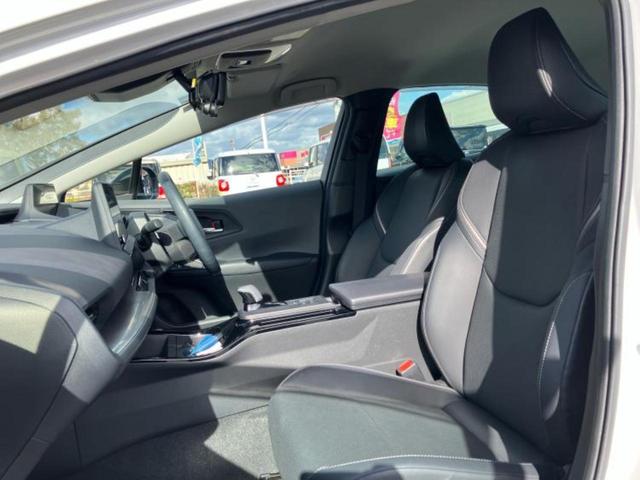 プリウス Ｚ　新品タイヤ／保証書／ディスプレイオーディオ／トヨタセーフティセンス／エアーシート　前席／全方位モニター／車線逸脱防止支援システム／シート　合皮／パーキングアシスト　自動操舵／電動バックドア　電動シート（6枚目）