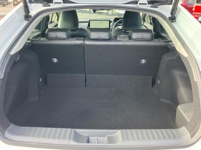 プリウス Ｚ　新品タイヤ／保証書／ディスプレイオーディオ／トヨタセーフティセンス／エアーシート　前席／全方位モニター／車線逸脱防止支援システム／シート　合皮／パーキングアシスト　自動操舵／電動バックドア　電動シート（8枚目）