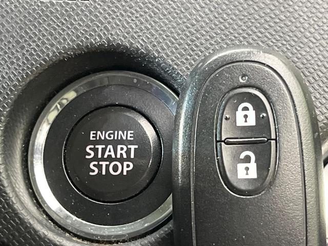 【キーレススタートシステム】カバンやポケットに入れたままでもドアの施錠・解錠が可能なスマートキーを装備。エンジンのオン・オフ時もカギを取り出す必要が無いからとっても便利です♪
