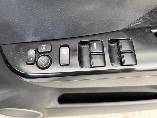 【電動格納ミラー】サイドミラーは電動格納式となっており、狭い駐車場でもキズがつくリスクを抑えられます。