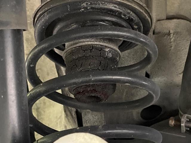 お車を安心してお乗りいただく為には、足回りの定期点検が欠かせません。サービスサポート（有償保証）では無料点検もご提供しており、安心のカーライフをお過ごしいただけるサポート体制が整っています。